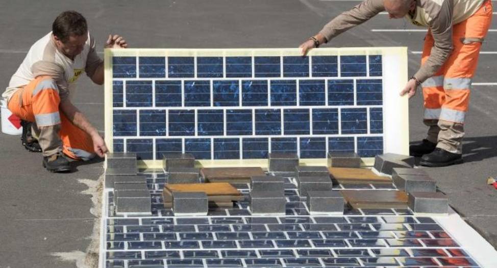 Les grands parkings de France devront installer des panneaux solaires