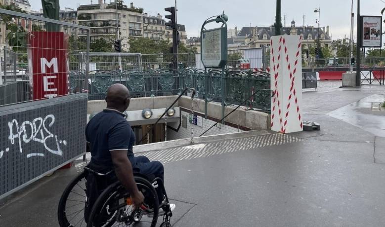 Serge Mabilly, utilisateur de fauteuil roulant et vice-président de l'association handicap APF France