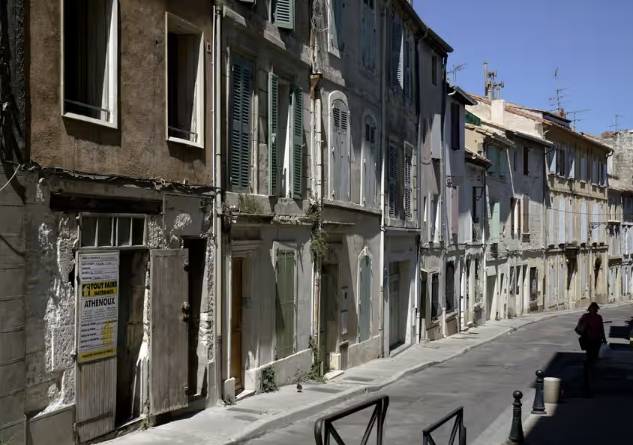 Arles is struggling with debt and social issues
