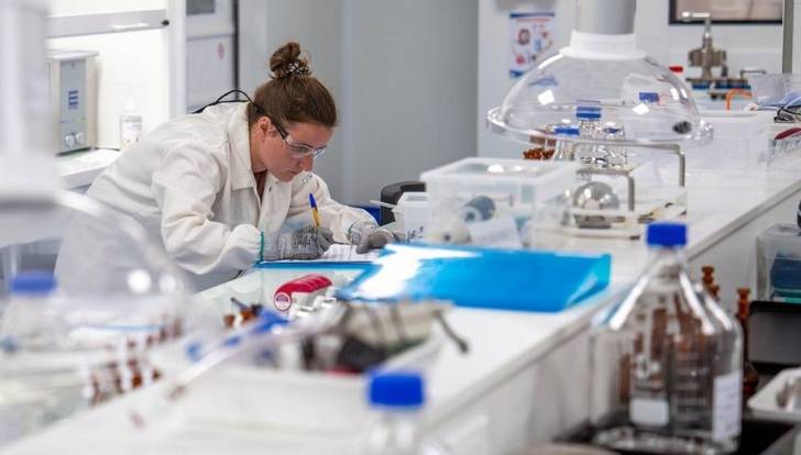 Un employé de la société pharmaceutique italienne Chiesi travaille dans un laboratoire